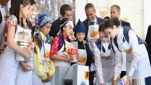 MINISTER ÖZER BAKED PEACE BREAD WITH CHILDREN FROM 9 COUNTRIES
